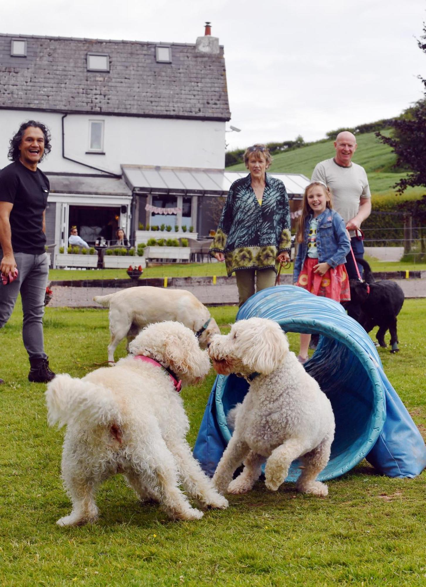The Greyhound Inn And Hotel Usk Extérieur photo