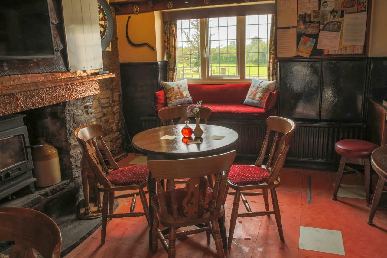 The Greyhound Inn And Hotel Usk Extérieur photo