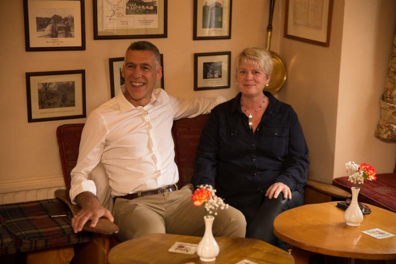 The Greyhound Inn And Hotel Usk Extérieur photo